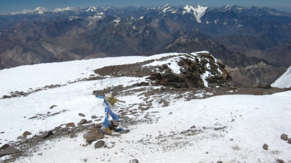 Aproximadamente a las 14:00 hs. Gabriel Guillar y Claudio Gatica hicieron cumbre en el Aconcagua (6.962 m).