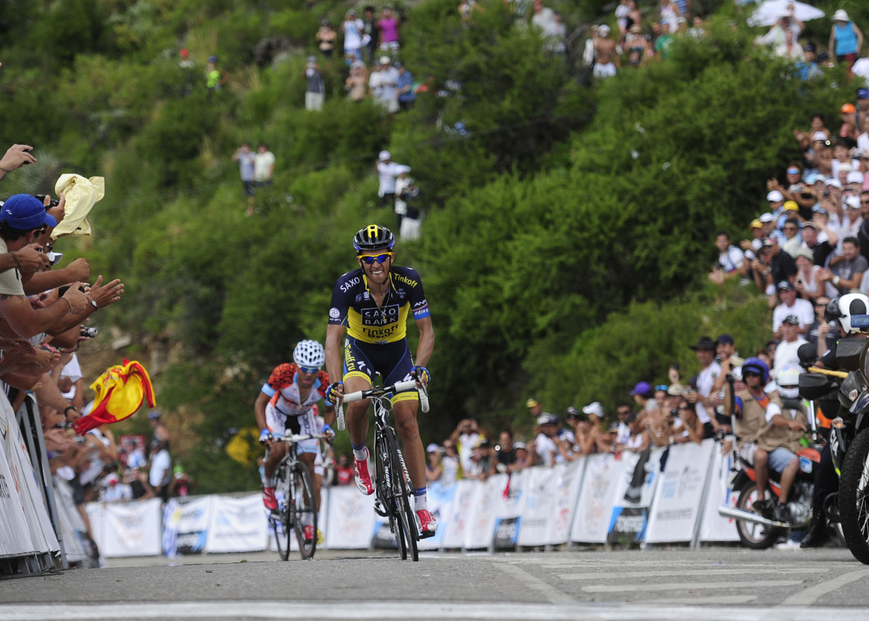 los ciclistas dan el último esfuerzo, la montaña es la platea preferencial de una carrera vibrante