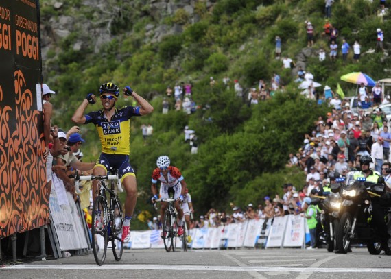 Contador con los brazos en alto llega a la meta, atrás Daniel Díaz