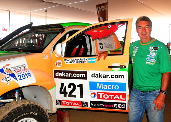 Omar Gándara junto a la Toyota Hilux en  la verificación técnica previa  a la largada del Dakar en Perú