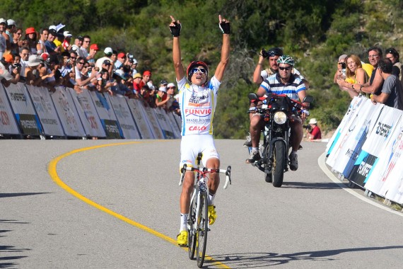 Alex Diniz cruza la meta de la tercera etapa