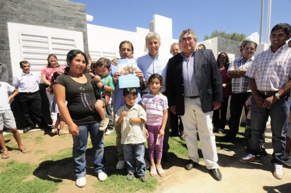 El Gobernador junto al intendente de Villa del Carmen y una familia adjudicada