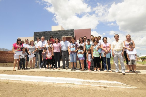 Poggi junto a los nuevos propietarios y preadjudicatarios de Viviendas en Villa Larca