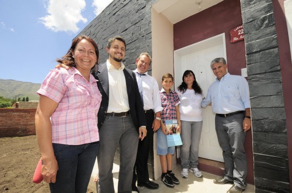 La intendente a cargo junto al tiutlar de ese municipio, Arnaldo lastra, el ministro D'Onofrio, los propietarios de la casa y el Gobernador en la foto para el recuerdo