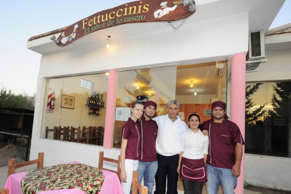 Poggi junto a los nuevos emprendedores en la puerta del local comercial.