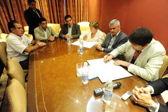 La firma del documento se concretó a las 18:00 en el mismo Centro Cívico de la ciudad de Villa Mercedes y fue encabezado por el secretario General de la Gobernación, Néstor Ordóñez y la rectora de la UNVM.