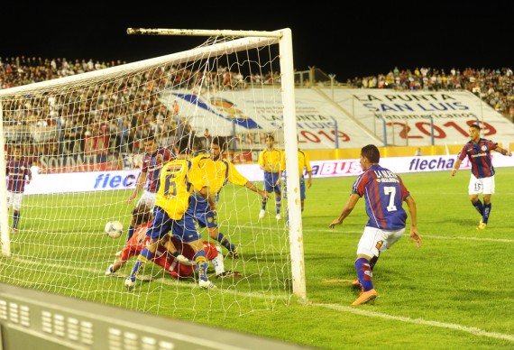 Straqualursi marca el primer gol del encuentro.