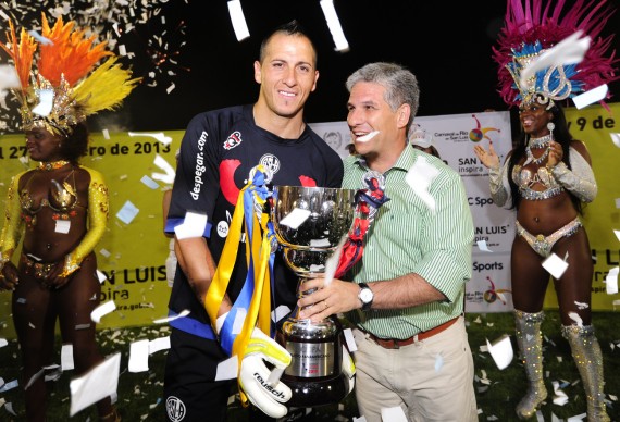 El gobernador Claudio Poggi entregó la copa al ganador.