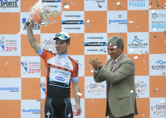 El Primer Mandatario Claudio Poggi le colocó a Mark Canvendish la malla de líder.