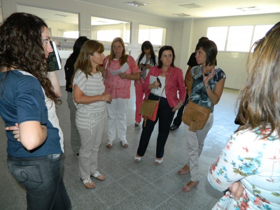 Teresa Nigra  acompañada por miembros de su cartera, la jefa de la Coordinación de Políticas Sanitarias, Ana Fajardo, la jefa del Programa Infraestructura Hospitalaria, Nora Nassisi y la jefa del Programa Materno Infantil, Rosa Dávila de Gallardo.