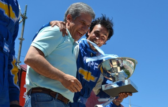 En una escena de la novela, Claudio Poggi hará entrega de el premio del TC 2000 a Marcos Guerrero (Sevastian Estevanez).