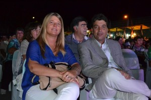 La Ministra de Turismo y las Culturas Cecilia Luberriaga y el Intendente de esa localidad Daniel Orlando disfrutando del espectáculo.