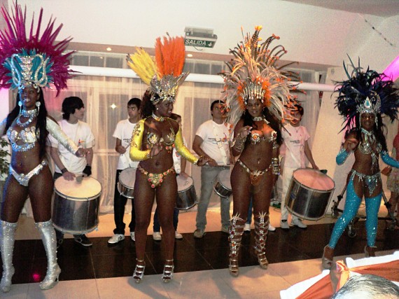 Las pasistas del Carnaval de Río en San Luis hicieron podio en la simpatía de la gente que se congregó al finalizar cada etapa del Tour.   