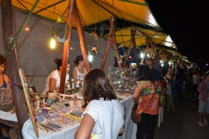 Patio de comidas y artesanías en el 7° Festival Folklórico El Fogón y El Lago.