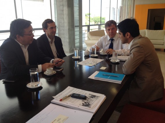 Walter Padula, acompañado por el jefe del Programa Industria, Paulino Gomez, y el  presidente de Yazaki Mercosur, Toshihiro Ivone.