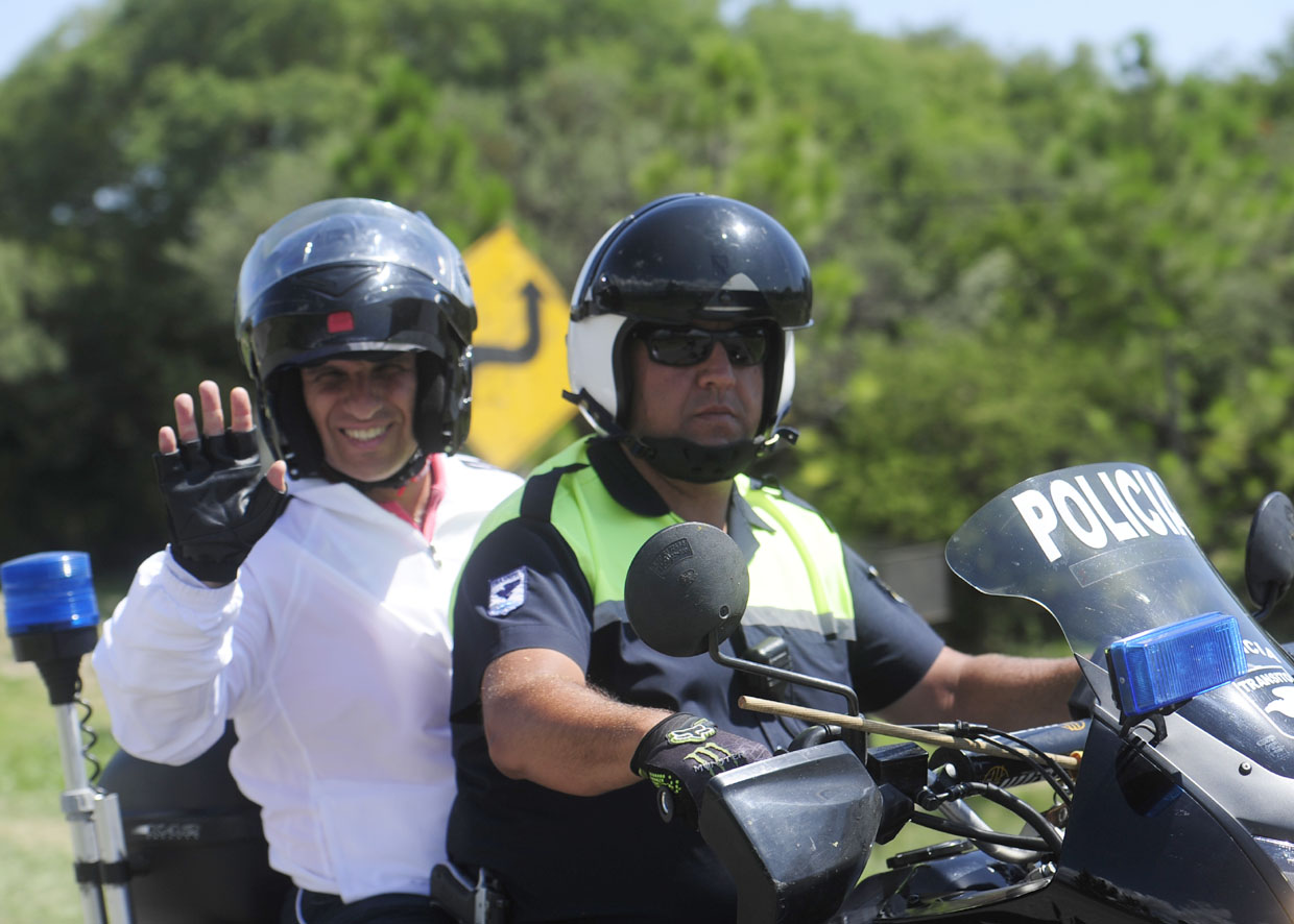 el gobernador de la provincia siguió los últimos kilómetros de la competencia  en una moto de la capsúla de seguridad
