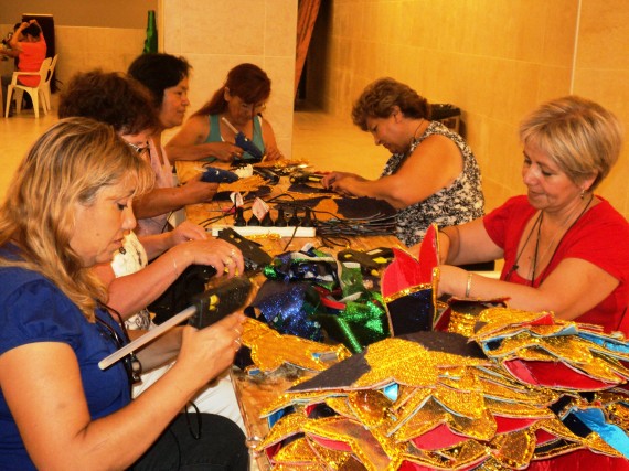 Más de 30 personas trabajan confeccionando los trajes del carnaval.