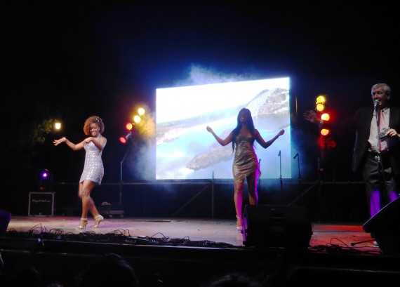 El escenario dispuesto para estas noches de fiesta, recibió a los músicos y pasistas del Carnaval de Río en San Luis.