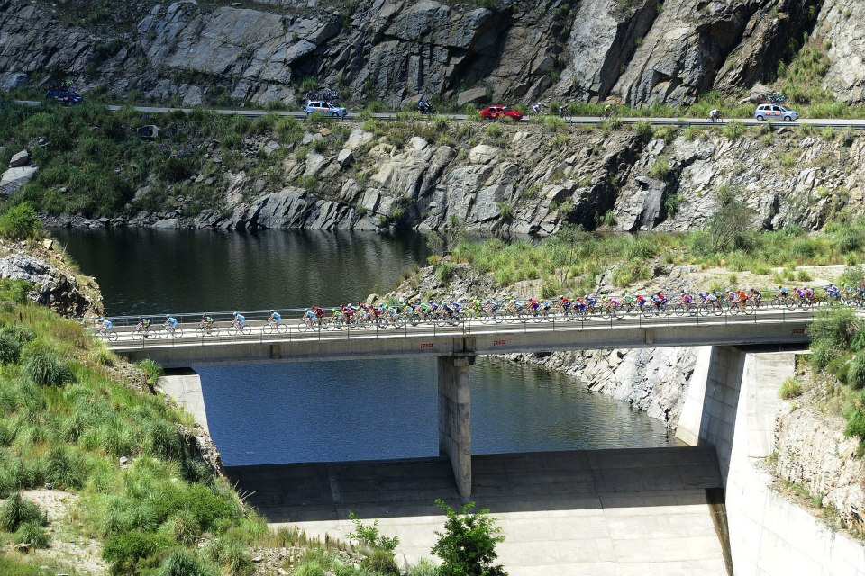 el dique Esteban Aguero se presenta a los ciclistas como el primer peldaño de la escalera que los conduce al cielo