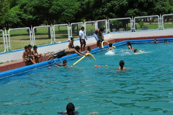 Una de las actividades de la colonia es el aprendizaje de natación.