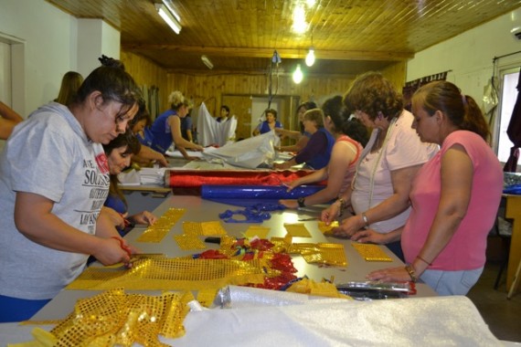 En pleno trabajo en el taller de confección del vestuario para el Carnaval de Río en San Luis 2013.