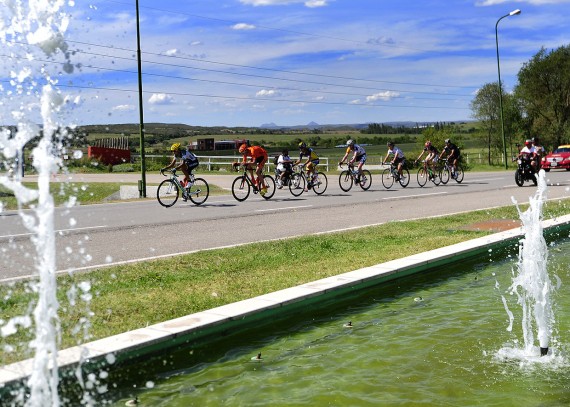 Pedal a pedal los ciclistas dejaron todo en la última etapa del Tour de San Luis 2013.