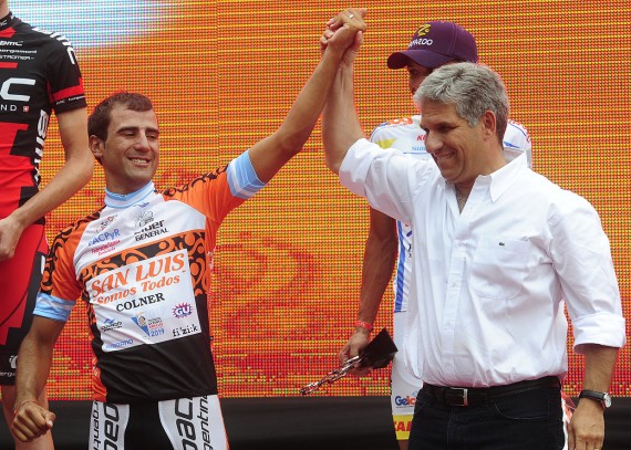 El Gobernador CPN Claudio Poggi levantando la mano del Ganador del Tour de San Luis 2013.