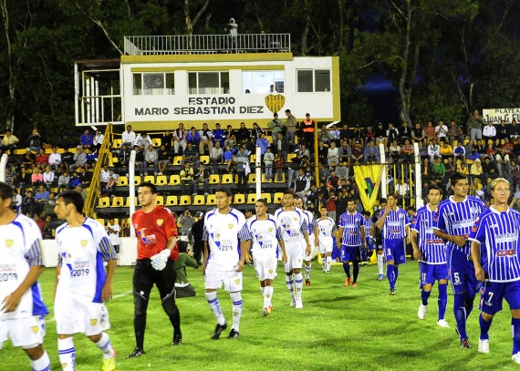 La entrada de los equipos en el Bajo.