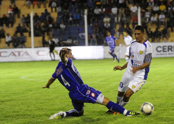 Juve y Godoy Cruz disputando la pelota.