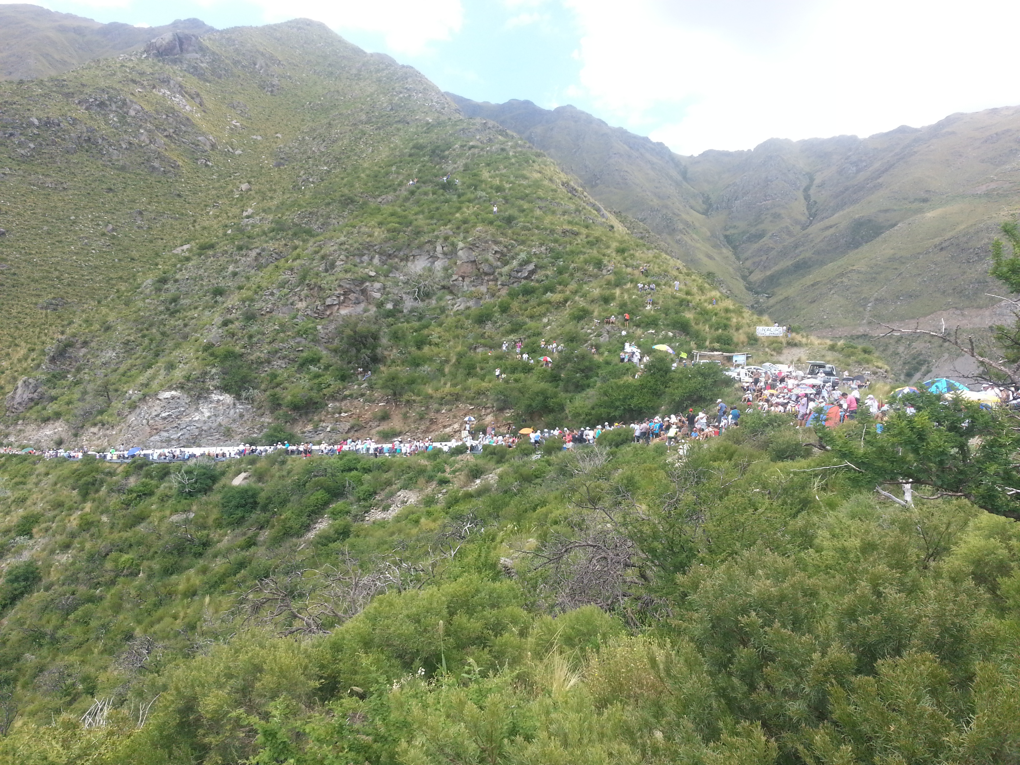 El cierre del ascenso en vehiculos al mirador, se realizó dos horas de lo previsto.  La cantidad de expectadores superó todas las expectativas