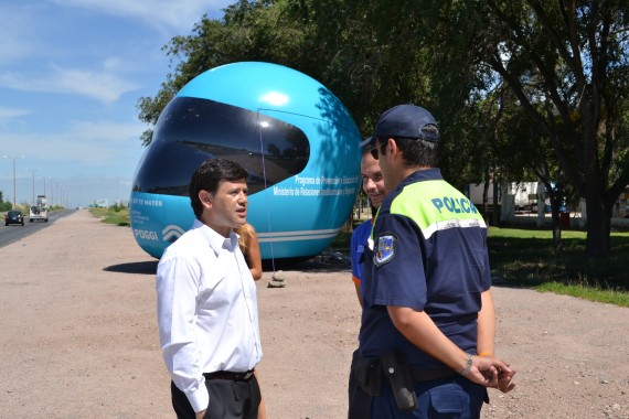 Mones Ruiz,durante una visita a uno de los puestos de control vial en la Autopista de las Serranías Puntanas en Donovan.