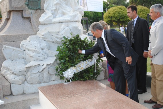 Colocación de ofrendas en la plazoleta que lleva el nombre de Manuel Félix Origone.