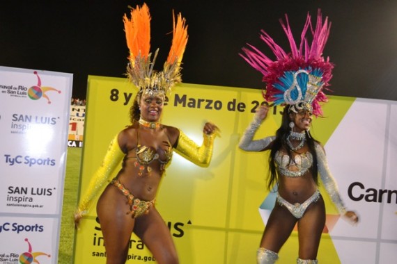 Las pasistas brasileras Dandara y Valeria deslumbraron con su paso de samba a miles de puntanos y turistas.