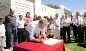 Poggi firmará un decreto para la construcción de 8 casas más en Carpintería