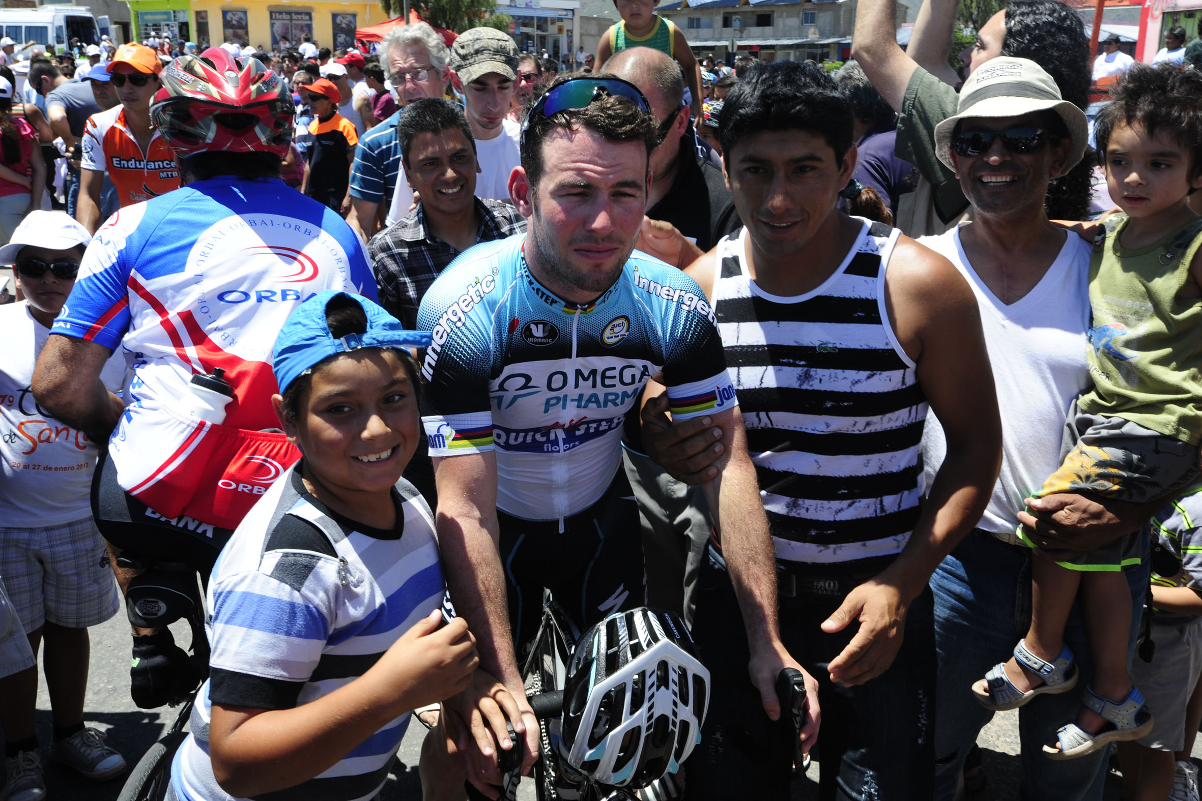 los ciclistas comparten con la gente la previa del inicio de cada etapa