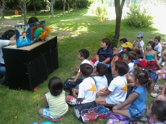 Títeres que promocionan la importancia de una buena alimentación en los niños.