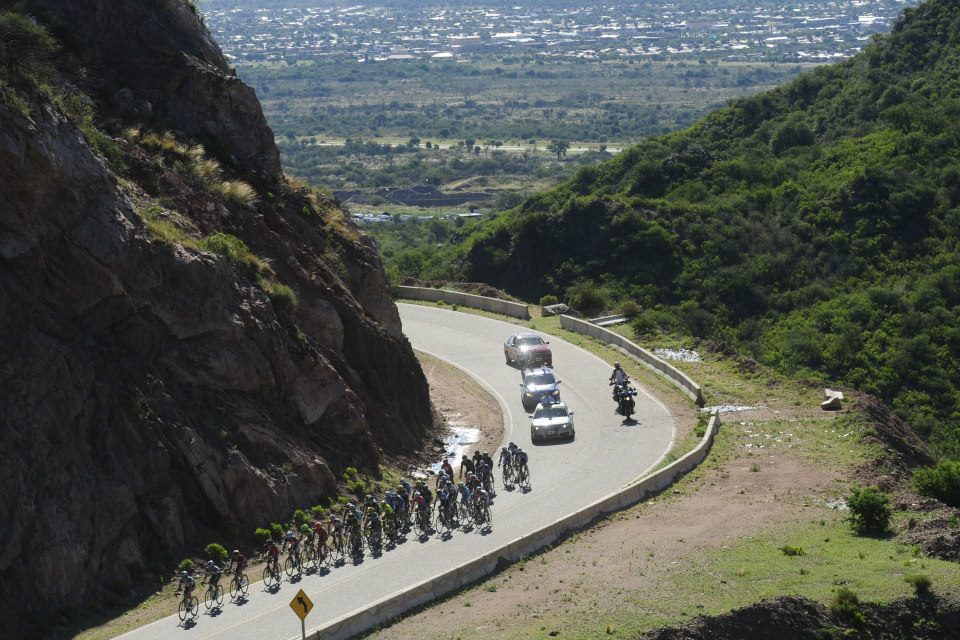 la llegada de los ciclistas fue observada desde los balcones naturales que presentaba la montaña