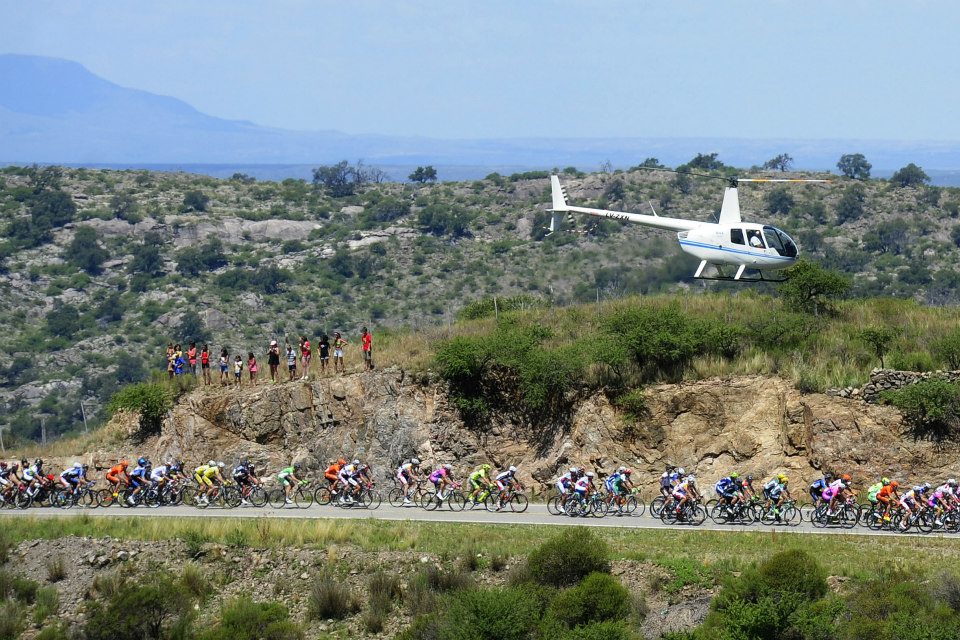 el helicoptero de Fox Sports sigue desde el aire el maravilloso paisaje que ofrece la tierra