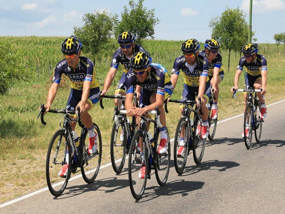 Alberto Contador junto a su equipo en plena ruta puntana.