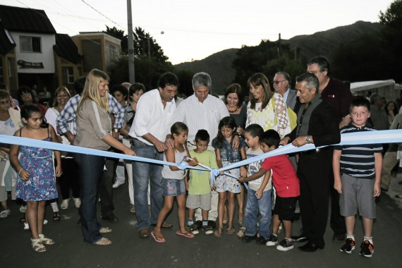 Corte de cinta simbólico que dejó formalmente inaugurada la obra.