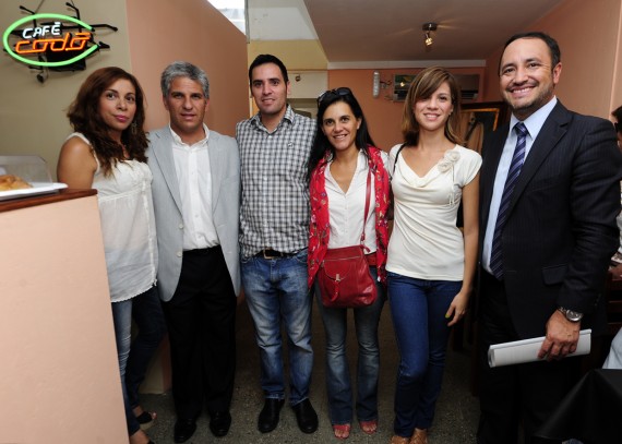 El Gobernador y el ministro de Educación, Marcelo Sosa junto a los propietarios del Cafe  Bar