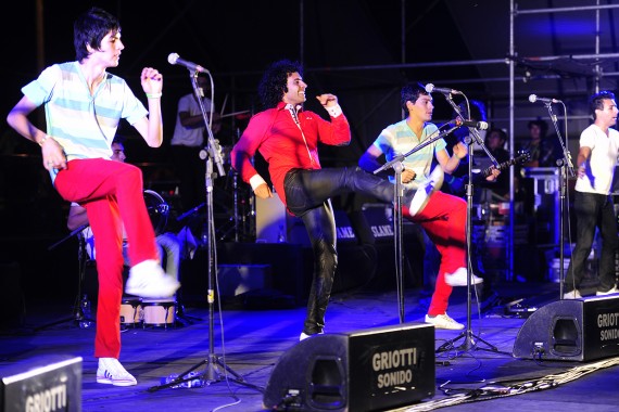 El Grupo Menta dio apertura al Festival e hizo cantar y bailar al público