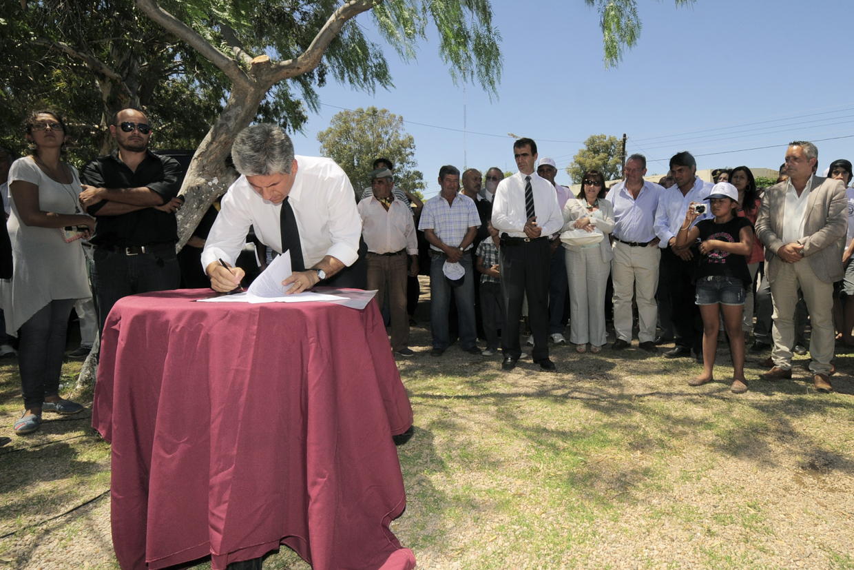 El Gobernador firmó un decreto para la construcción de un Centro de Salud en Alto Pencoso.