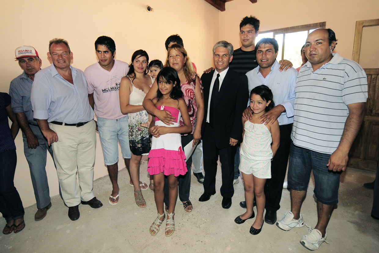 El gobernador Claudio Poggi encabezó la entrega de dos viviendas en Alto Pencoso.