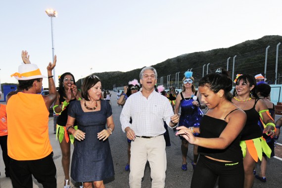 El Gobernador danzó al ritmo de la comparsa junto a los pasistas que ensayaban.