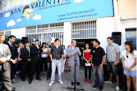 El Gobernador habla durante la inauguración del Pelotero San Valentín