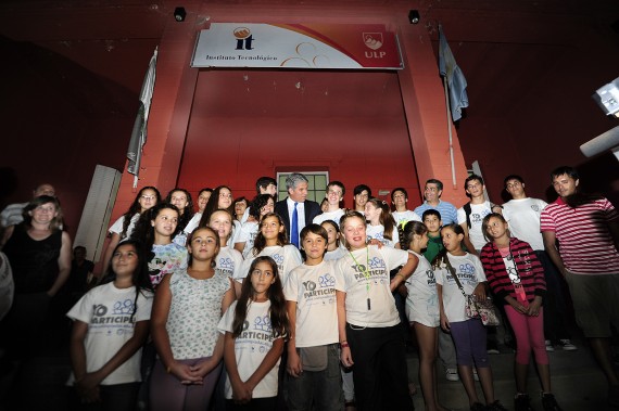 El gobernador Claudio Poggi despidió a los 36 chicos que emprendieron su viaje a Buenos Aires.