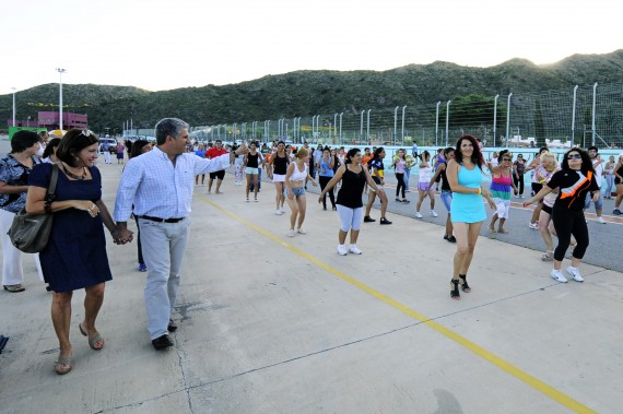 La sorpresa para los integrantes de la Escola de Samba Puntana fue la presencia del gobernador Claudio Poggi.