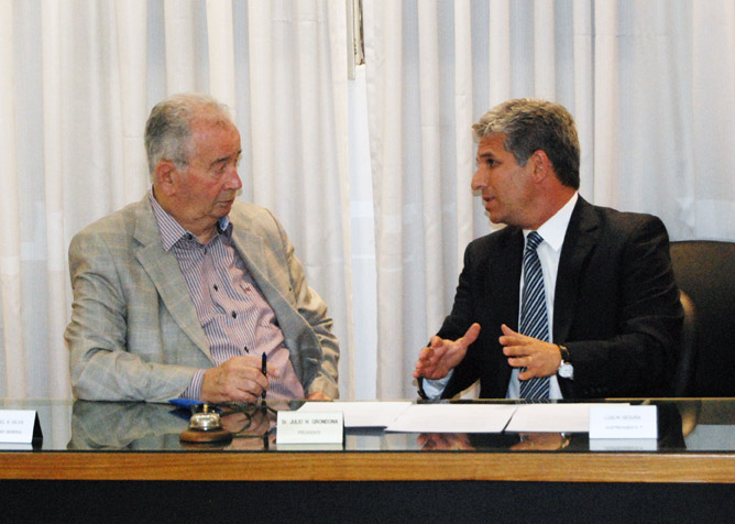 Julio Grondona junto a Claudio Poggi
