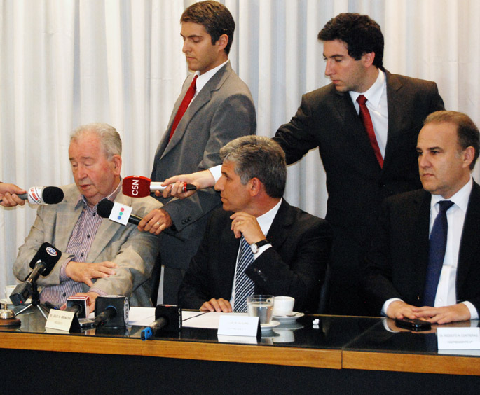 luego de rubricar un acuerdo Poggi y Grondona brindaron una conferencia de prensa